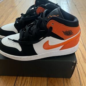 Nike Black and Orange Sneakers Mid-Top Comfort